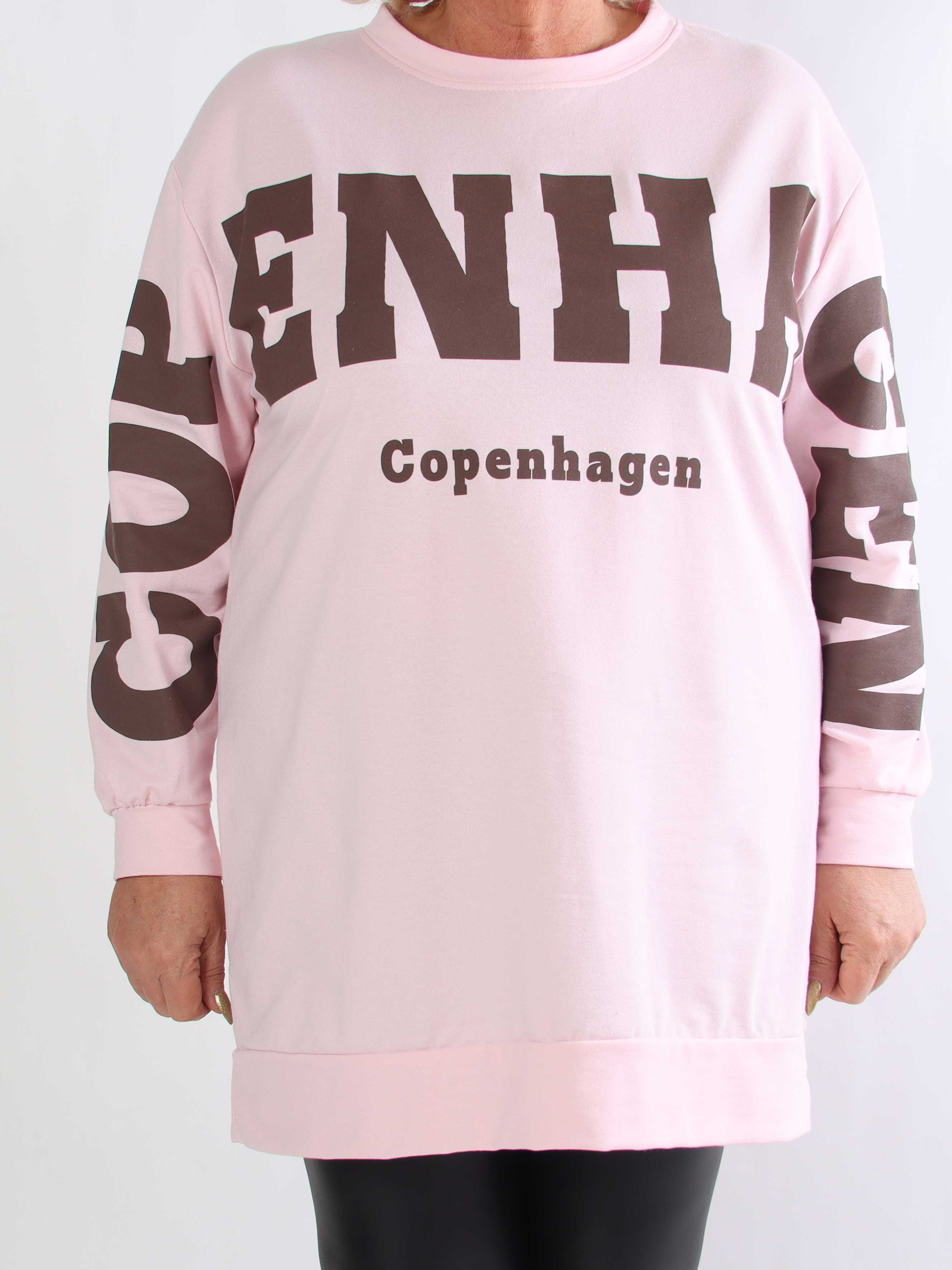 Claudine - Plus size joggingklänning i bomull med texten COPENHAGEN